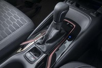 トランスミッションは発進用のギアと10段の疑似有段変速機能を備えたダイレクトシフトCVTを採用。ステアリングポストにはシフトパドルも装備する。