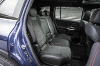 2列目シートはリクライニング機能付き。前後140mmのスライド機構も備わる。