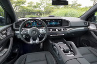 「GLE63 S」のハンドル位置は左のみ。試乗車の内装に施されたカーボン装飾は、オプションの「AMGインテリアカーボンパッケージ」のものだ。