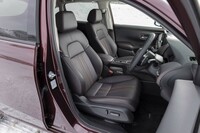 シート表皮は本革。試乗車のマルーンのほかにブラックも選べる。