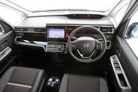 インテリアでは、インパネミドルパッドやステアリングホイール、シフトセレクター（ガソリン車のみ）、シート、フロアマットなどが「モデューロX」の専用品となっている。