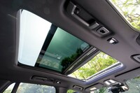 ボルボの最上級モデルだけに、装備は充実。4ゾーンのフルオートエアコンやチルトアップ機構付き電動パノラマガラスサンルーフ（写真）などが、全車に標準で採用されている。