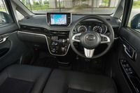 マイナーチェンジにより、各所に細かく手が加えられたインテリア。ドアアームレストやドアトリムのデザインが変更されたほか、オーディオパネルもよりスリムな形状となっている。