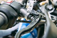 ブレーキレバーは、そのレバー比を3段階で調整可能となっており、これにより制動力が立ち上がるポイントを変えられる。市販車に標準装備されるのが珍しい機構だ。指の長さに応じてレバー位置を変更できるアジャスターも別途装備する。