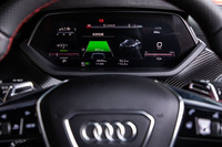 フル液晶のメーターパネル「アウディバーチャルコックピット」には、バッテリーの残量に加え、航続可能距離がグリーンのバーグラフで分かりやすく表示される。