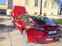 前部同様、後方にもイタリアで教習車に装着が義務付けられている「SCUOLA GUIDA」のプレートが貼られている。