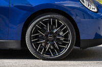 試乗車のホイールは、オプションのうち最大サイズとなる18インチの「スライドスポーク2トーン」ホイール。タイヤはミシュランの「eプライマシー」が組み合わされていた。