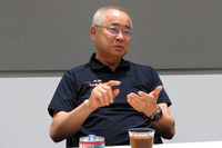 「自分たちが進化をする間にメルセデスもフェラーリも進化をする。ライバルよりも“急角度”で進化し、間を埋めなければならない」と語る浅木氏。