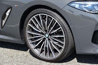 「マルチスポーク・スタイリング729Mバイ・カラー」と名付けられた20インチホイール。オプションとして、同サイズのホイールがほかに2タイプ用意されている。