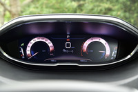 デジタル化された「ヘッドアップインストルメントパネル」。標準的なメーター（写真）から、カスタマイズ可能なパーソナルモードまで計4種類の表示が用意されている。