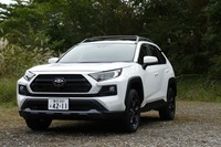 「トヨタRAV4」の特別仕様車「アドベンチャー“オフロードパッケージ”」。前後バンパーには専用のスキッドプレートが装着されている。