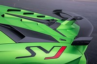 「SVJ」のロゴが車体のリアフェンダーを飾る。リアウイング付け根から空気を取り入れ、リアウイング本体後方に設けられているスリットから排出するという可変空力デバイス「ALA」システムを搭載。