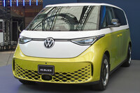 「ID. Buzz」のフロントまわり。横長・ツリ目のヘッドランプをイルミネーションの入った“すき間”でつなぐデザインは、最新のフォルクスワーゲン車に共通する意匠だ。