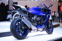 大幅改良を受けた「YZF-R1」は、2019年7月に欧州で発表された。
