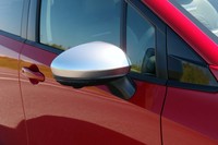 いずれのボディーカラーでも、ドアミラーは共通のシルバーのものが組み合わされる。