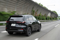 一般道での車間距離維持支援システムが採用されるなど、ADASも進化した「CX-5」。新車効果が薄れた後も好調な販売が継続するか。勝負はこれからだ。