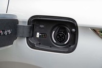 駆動用リチウムイオンバッテリーの容量は13.2kWh。普通充電のみに対応する。