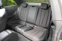 後席は、独立型の2人掛け。左右席の間には、小物を置くトレイが設けられている。