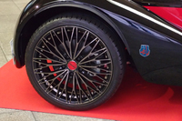 専用デザインの18インチアルミホイール。