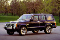 日本でも大変な人気を博した「XJチェロキー」こと2代目「ジープ・チェロキー」。ボディーはモノコックだったが、サスペンションは前後ともにリジッド、バネはフロントがコイル、リアがリーフの組み合わせだった。（写真＝FCA）