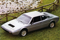1973年に登場した「ディーノ308GT4」。「246GT」のシャシーを用いた2＋2のミドシップスポーツカーで、後に2リッター版の「208GT4」も登場。ディーノブランドの廃止に伴い「フェラーリ208GT4／308GT4」となった。