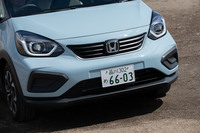 新型「フィット」の中でもSUVテイストのデザインが特徴的な「クロスター」。他のモデルが“グリルレスデザイン”なのに対し、クロスターのみフロントマスクにグリルが付くのもポイントだ。