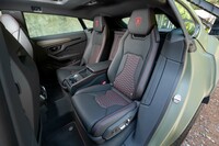 後席が2座となる4人乗り仕様はオプションで選べる。シート、センターコンソールともフロントとほとんど変わらぬ立派なしつらえだ。