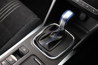 トランスミッションは湿式多板クラッチを用いたデュアルクラッチ式7段AT。「GT」では写真のシフトセレクターに加え、シフトパドルでも手動変速が可能となっている。