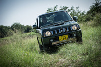 駆動については、状況に応じてFR、4WD-H、4WD-Lの3種類から選択が可能。車速が100km/h以下であれば、走行中でもFRから4WD-Hへの切り替えが可能となっている。