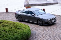 アウディのフラッグシップサルーン「A8」。その歴史の中で、常に最新技術を採用しながら、新たな高級車像を提案してきた。