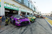 レースはコースの中でも外でもトラブルが続発。スタートからわずか1時間半には、まさかの停電で赤旗中断。ごらんのとおり、ピットの中は真っ暗に。2時間15分後に、ようやく再びのローリングスタートとなった。