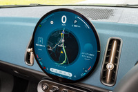 ダッシュボード中央に備わる、巨大なタッチスクリーン。速度計といった計器類の機能に加え、ナビゲーション、インフォテインメントシステム、空調のコントローラー、車載機能の各種設定等、さまざまな機能がここに統合されている。