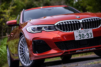 「ALPINA」のロゴが入るフロントスポイラー。かつてのものに比べて控えめなデザインになったが、アルピナの創業初期から続く伝統のアイコンである。