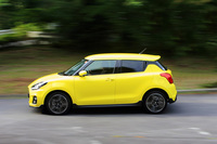 ボディーについては新設計のルーフエンドスポイラーや、エンジンアンダーカバー、メインフロアカバーの採用などによって空力性能を向上。従来モデルより空気抵抗を約10％低減させた。