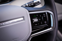 ステアリングホイールの右スポーク部分に設けられたアダプティブクルーズコントロールとステアリングヒーター（オプション）のスイッチ。直感的に使いやすいデザインとレイアウトになっている。