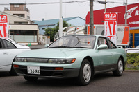 イメージカラーのライムグリーンをまとった1989年「シルビアK's Sパッケージ」。オーナーは20代だが、小学生の頃からS13が好きで、現在はこれを含めて4台所有しているそうだ。ツインカムターボ搭載のトップグレードながら、標準ではホイールがキャップ付きのスチールだったところに時代を感じる。