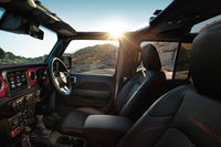 取り外し可能な3ピースモジュラーハードトップ「フリーダムトップ」が標準装備される。