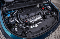 「408 GTハイブリッド」には、最高出力180PSの1.6リッター直4ターボに同110PSのフロントモーターと8段ATを組み合わせたプラグインハイブリッドシステムが搭載される。システム最高出力は225PS。