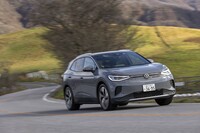 「プロ ローンチエディション」には同一車線内全車速運転支援システム「トラベルアシスト」（車線中央維持支援機能付きACC）などひと通りの先進運転支援システムが標準装備。センサーはフロントのレーダーとカメラ、4方向のエリアカメラ、2つのリアレーダー、8つのソナーを使う。