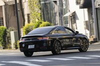 プラットフォームは「プジョー508」などと同じ「EMP2」。サイドシルやエンジンマウントを強化したほか、サスペンションアームをプレス鋼板製からアルミ合金鍛造に変更。各部の手当てによって静粛性も高めている。