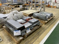再パッケージ作業中の、「リーフ」の使用済みバッテリー。物理的なダメージやこれまでの使用履歴が計測機器でチェックされる。