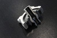 接合部には、写真のとおりピロボールブッシュが用いられている。