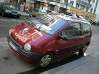 初代「ルノー・トゥインゴ」。フロントフードに貼られたあまりにも目立ちすぎる「ハローキティ」のステッカーは、盗難防止に効果あり？　パリにて2009年。