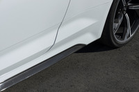 カーボン製のサイドスカート（写真）もオプションの「カーボンスタイリングパッケージ」に含まれるアイテム。