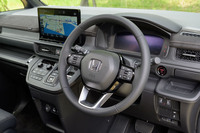 充実した装備が特徴の「スパーダ プレミアムライン」。内外装ではクロームメッキの装飾パーツや、スエード調表皮のインテリアトリムが目を引く。