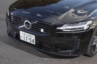 エクステリアデザインは「V60」の「R-DESIGN」がベース。フロントまわりではバンパーやグリルのメッシュパターンが「ポールスターエンジニアード」専用だ。