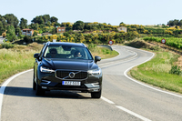 「ボルボXC60 D5 AWD」（写真）が0-100km/h加速に要する時間は7.2秒。「XC60 T6 AWD」は、1.3秒速い5.9秒を記録する。