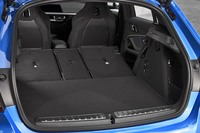 荷室の容量は5人乗車時で380リッターと、先代よりも20リッター拡大された。写真は後席を前方に倒し、積載スペースを1200リッターにまで広げた状態。