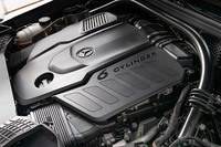 「OM656」という型式名の3リッター直6ディーゼルターボエンジン。パワートレインの電動化を推し進めるメルセデス・ベンツだが、「Gクラス」のラインナップは“純内燃機関”のみとなっている。