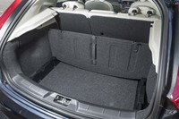 荷室のフロアは二重底になっている。写真はパネルを立てたところ。買い物袋などを掛けられるフックが付いているのが便利。